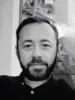 Image en noir et blanc, homme avec barbe